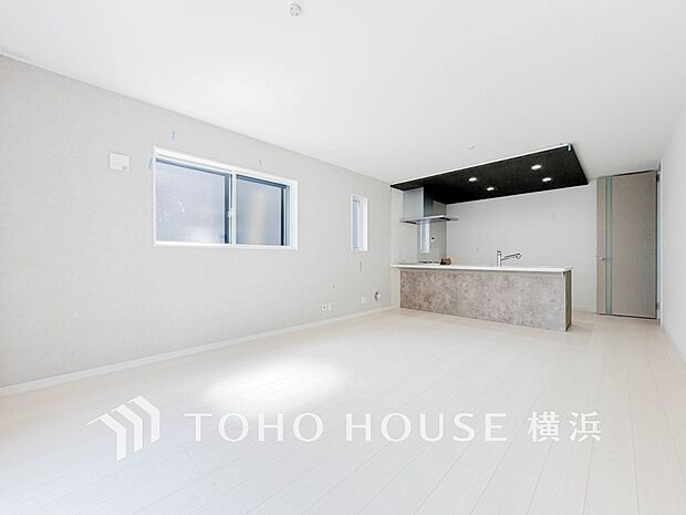 明るく開放的な空間が広がるLDK。室内には豊かな陽光が注ぎ込み、爽やかな住空間を演出。