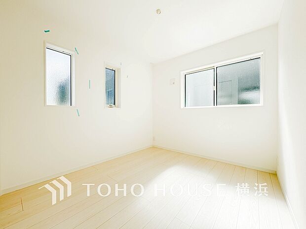一日の疲れをいやしてくれる寝室。時を忘れて過ごす場所として過ごせるお部屋。