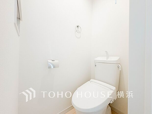 換気と明るさに配慮した、清潔感溢れるトイレ。落ち着いた空間で安らぎのひとときをお過ごしいただけます。