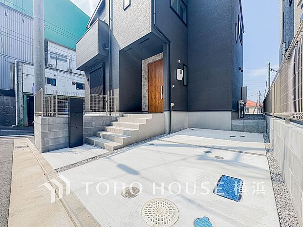 住む人を映し出す洗練された佇まいは、いつまでも輝き続けながらいつしか街の風景に溶け込んでいきます。