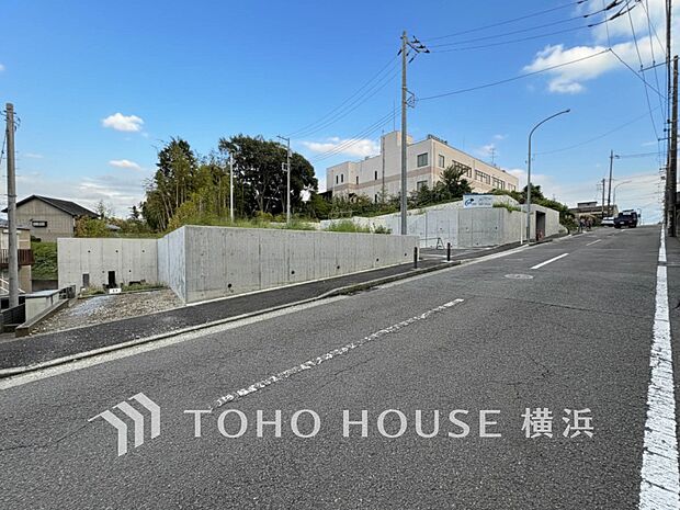 表現された空間は豊かな光と風を纏い、暮らしの時間を豊かにしてくれます。（2025年10月撮影）