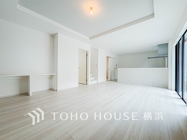 明るく開放的な空間が広がるLDK。室内には豊かな陽光が注ぎ込み、爽やかな住空間を演出。