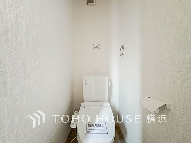 換気と明るさに配慮した、清潔感溢れるトイレ。落ち着いた空間で安らぎのひとときをお過ごしいただけます。