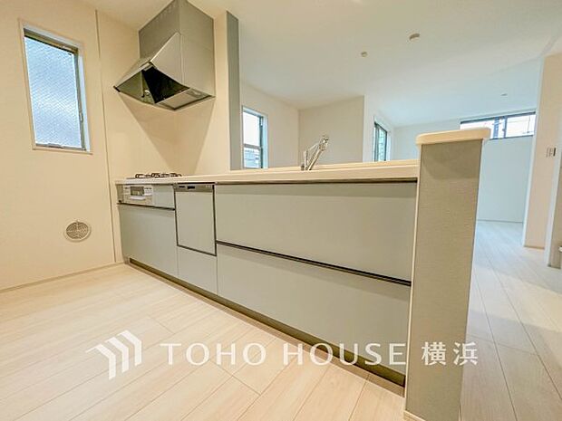 機能性とデザイン性を兼ね備えたシステムキッチン。リビングとの一体感も考慮され、美しい空間が実現。