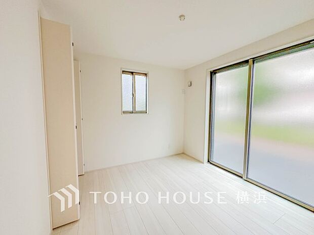 通風・採光にも優れ、心地よい光と風があふれています。プライベートな自分時間を快適に過ごせるお部屋。