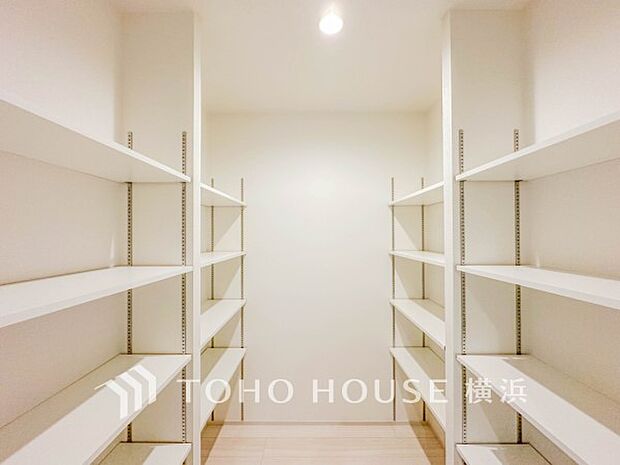 キッチンには収納が備え付けられ、スペースも十分にございます。