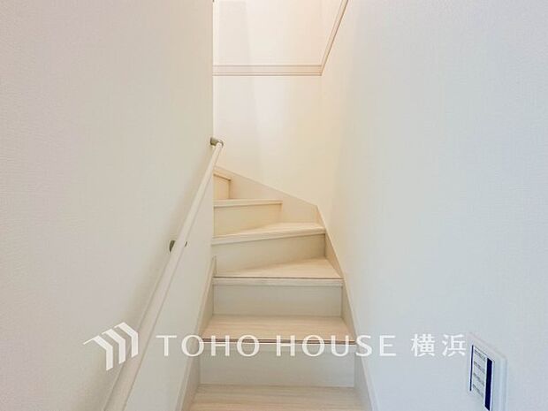 各フロアを結ぶ階段。集いの空間と一人の時間を楽しむプライベートルームをバランスよく繋いでいます。