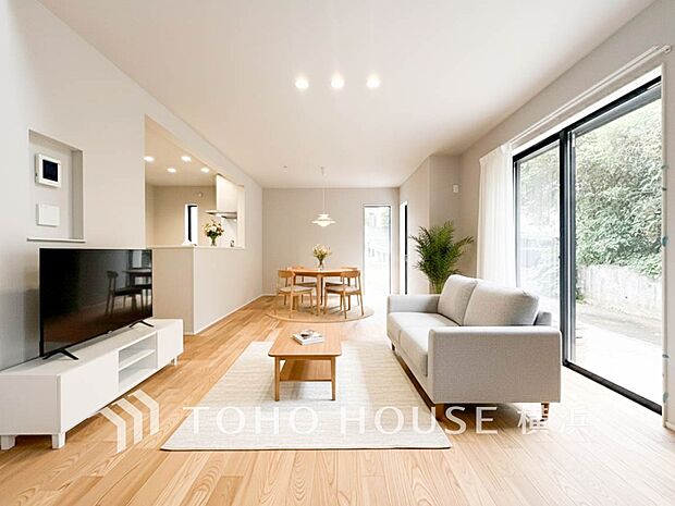 明るく開放的な空間が広がるLDK。室内には豊かな陽光が注ぎ込み、爽やかな住空間を演出。