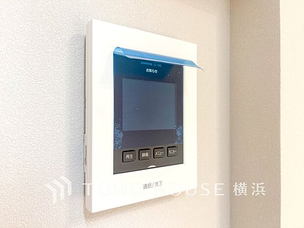 誰が来てもわかる様にモニター付きインターホンを設置。快適と安らぎを合わせた優しい設計。
