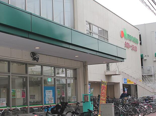 マルエツ中山店 1000m 新鮮な食料品がそろいます。夜遅くまで開いているので、帰宅が遅くなっても利用できて嬉しいですね。