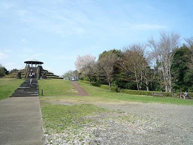 県立四季の森公園 400m 豊かな里山の自然をそのままに残している。噴水・花壇、展望台、ジャンボすべり台、野外ステ−ジ、遊具広場、じゃぶじゃぶ池などのレクリエ−ション施設も点在し大人も子供も楽しめるま