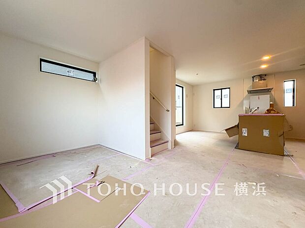 明るく開放的な空間が広がるLDK。室内には豊かな陽光が注ぎ込み、爽やかな住空間を演出。 2号棟 