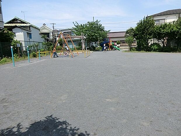 中浜町第二公園　450m　広い広場と、ブランコや複合遊具などがあります。ベンチもあるのでお子様が遊ぶのも見守れます。   