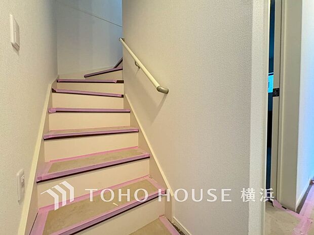 各フロアを結ぶ階段。集いの空間と一人の時間を楽しむプライベートルームをバランスよく繋いでいます 2号棟 