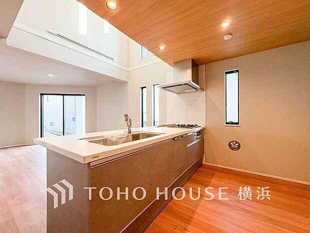 機能性とデザイン性を兼ね備えたシステムキッチン。リビングとの一体感も考慮され、美しい空間が実現。