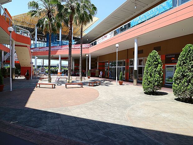 湘南モールフィル　550m　トイザらスや、ちょっとした遊び空間があるので、お子様連れでのご利用がしやすい空間。 