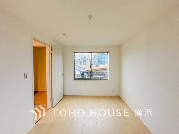 通風・採光にも優れ、心地よい光と風があふれています。プライベートな自分時間を快適に過ごせるお部屋。