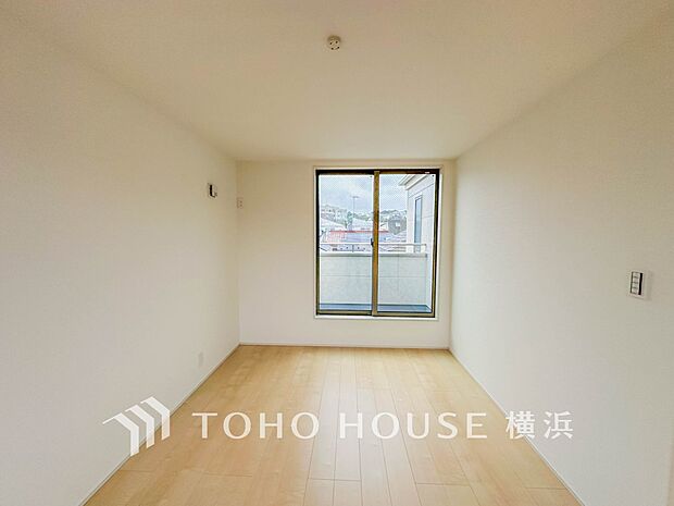 心地よい光と風があふれています。プライベートな自分時間を快適に過ごせるお部屋。