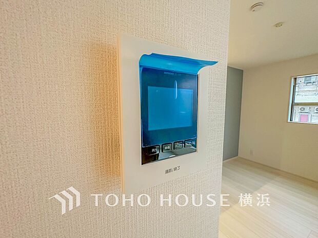 誰が来てもわかる様にモニター付きインターホンを設置。快適と安らぎを合わせた優しい設計。