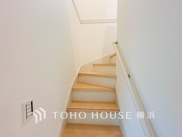 各フロアを結ぶ階段。集いの空間と一人の時間を楽しむプライベートルームをバランスよく繋いでいます。