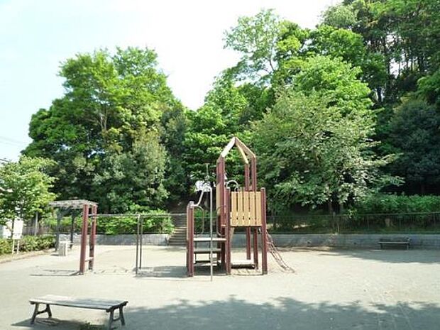 天神の杜公園　700m　心地よい風の吹き抜ける空間には、小さなお子様の遊べる遊具もあります。 