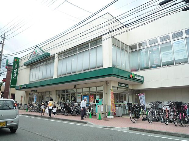 マルエツ 中山店　1400m　新鮮な食料品がそろいます。夜遅くまで開いているので、帰宅が遅くなっても利用できて嬉しいですね。 