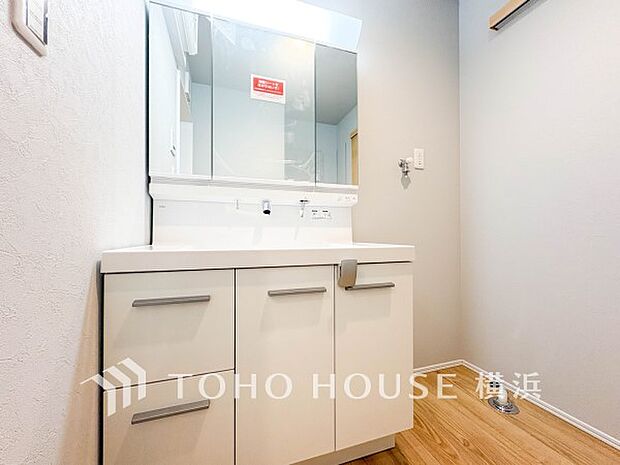 ハンドシャワー付きの洗面化粧台。朝の忙しい時間にも、手早く身支度を整えられそうです。