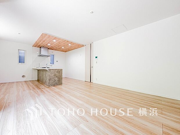明るく開放的な空間が広がるLDK。室内には豊かな陽光が注ぎ込み、爽やかな住空間を演出。