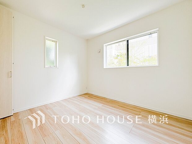 一日の疲れをいやしてくれる寝室。時を忘れて過ごす場所として過ごせるお部屋。