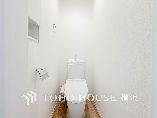 換気と明るさに配慮した、清潔感溢れるトイレ。落ち着いた空間で安らぎのひとときをお過ごしいただけます。