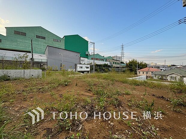 暖かな陽光と爽やかな風がハーモニーを奏でる上質な空間を愉しむ暮らし。（2025年10月撮影）