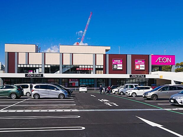 イオンスタイル戸塚 1800m 1階の食品フロア、2階には日用品、衣料品、雑貨などの他、専門店もございます。大型の駐車場が無料。