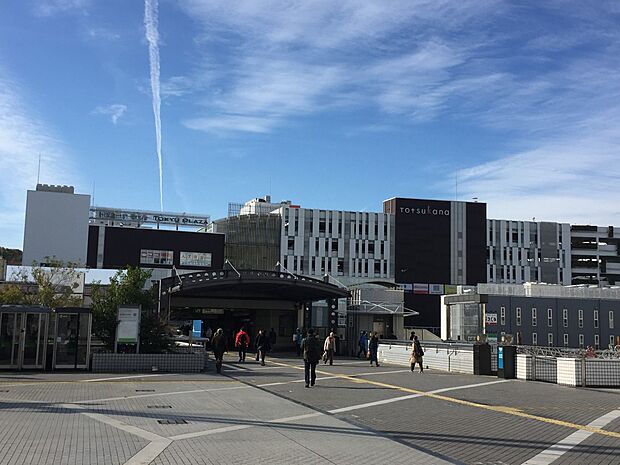ＪＲ東海道線「戸塚」駅　2300m　JR東海道線・横須賀線・湘南新宿ライン・ブルーラインの4路線乗り入れのビッグターミナル。 