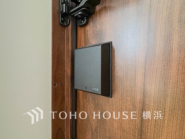 防犯性を高めるダブルロック仕様の玄関ドアを採用。日々の暮らしと大切な家族の安全をしっかり守ります。