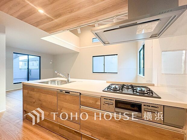 機能性とデザイン性を兼ね備えたシステムキッチン。リビングとの一体感も考慮され、美しい空間が実現。