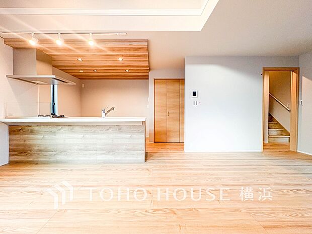 ここはみんなが集い、食事と楽しい会話が始まるスペース。