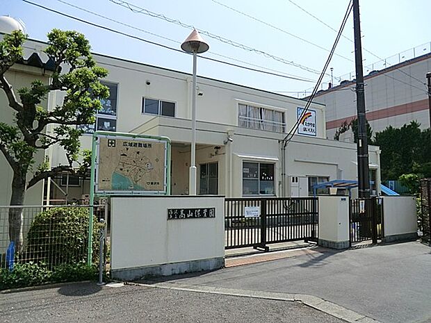 高山保育園 700m さまざまな人との触れ合いから、愛情や絆を深める保育が行われています。