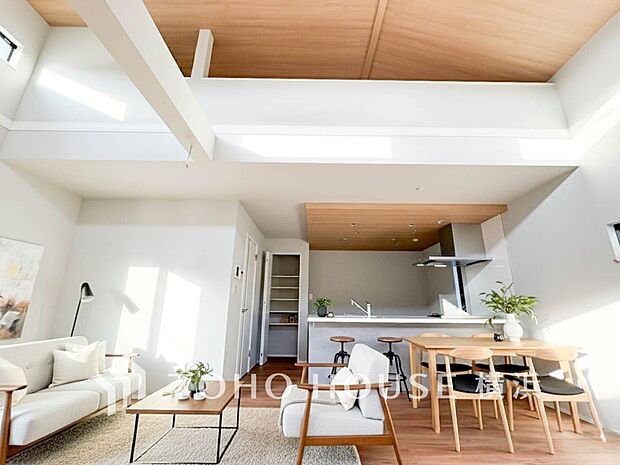 寛ぎとコミュニケーションを育む居心地のよい場所。（家具・装飾品はAI加工です）