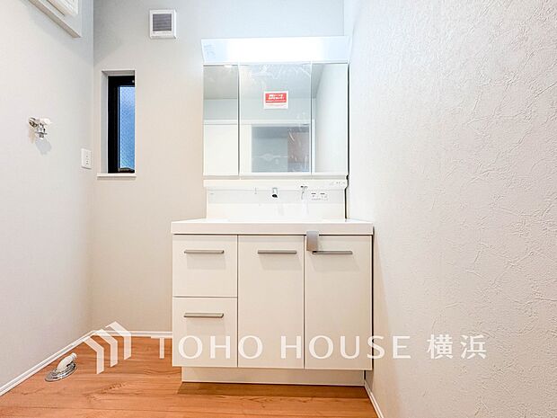 ハンドシャワー付きの洗面化粧台。朝の忙しい時間にも、手早く身支度を整えられそうです。（5号棟）