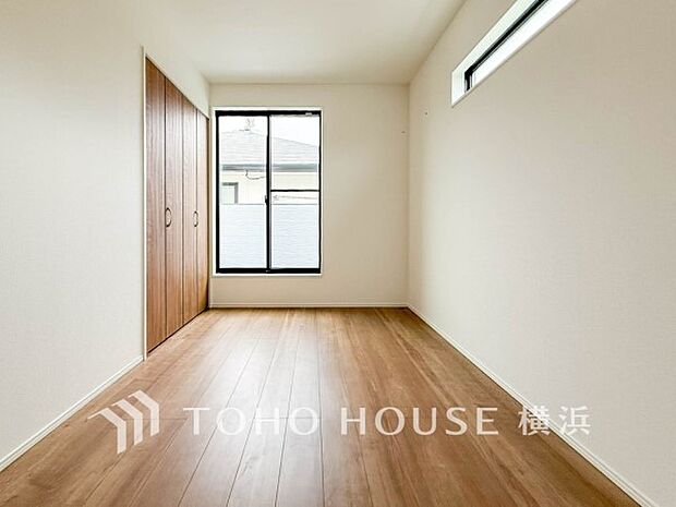 一日の疲れをいやしてくれる寝室。時を忘れて過ごす場所として過ごせるお部屋。