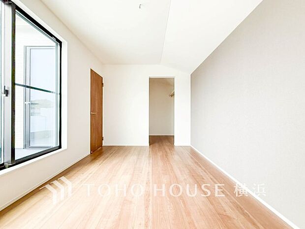 心地よい光と風があふれています。プライベートな自分時間を快適に過ごせるお部屋。