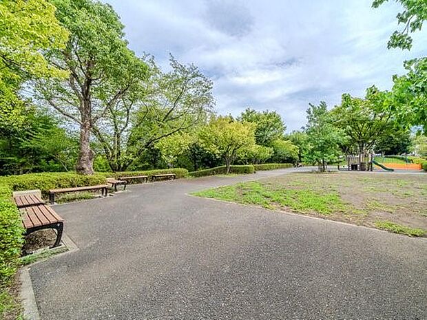 西が岡公園　1600m　野球やサッカーができる広いグラウンド、豊かな緑の中で子ども用遊具で遊べる広場もあります。 