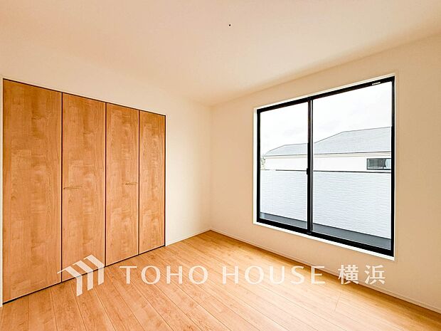 一日の疲れをいやしてくれる寝室。時を忘れて過ごす場所として過ごせるお部屋。