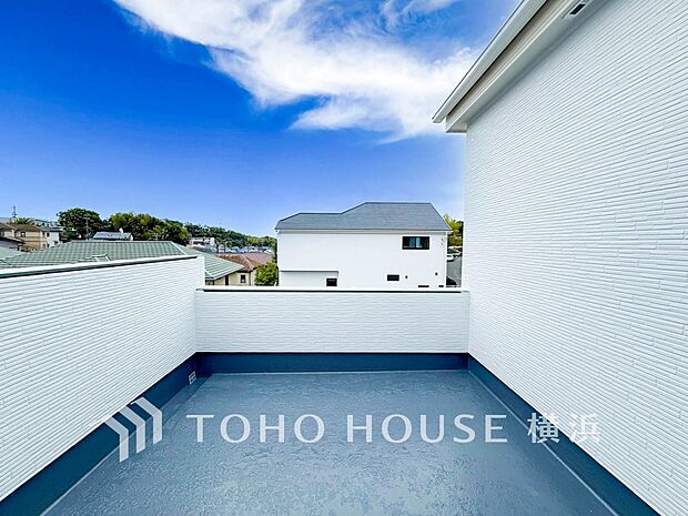 大空と眺望を心ゆくまで楽しめます。広々としたオープンエア空間が開放感あふれる毎日を演出。