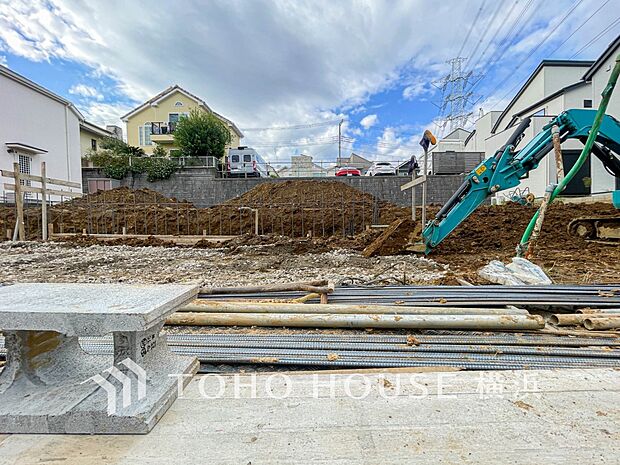 十分な広さのカースペースは、お車2台分の広さがあります。(2025年10月撮影)(2号棟)