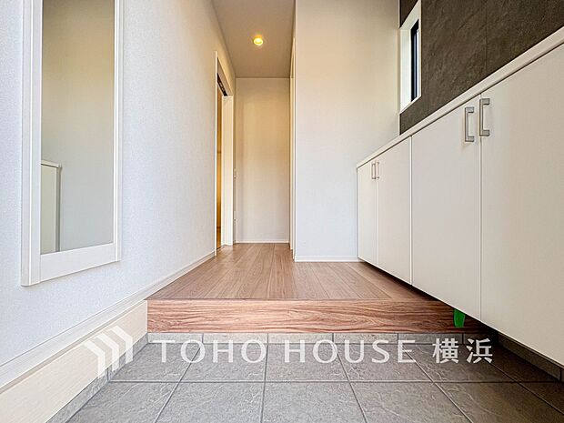 上質感漂う玄関と廊下。居住者の帰り、訪れる方を優しく迎えてくれます。