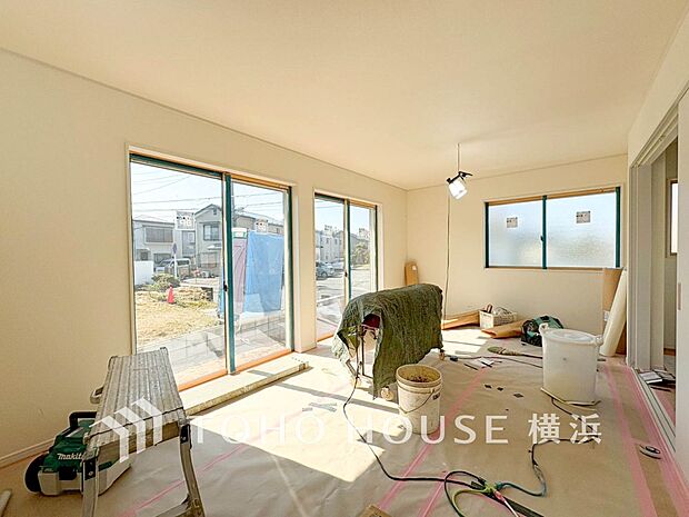 明るく開放的な空間が広がるLDK。室内には豊かな陽光が注ぎ込み、爽やかな住空間を演出。