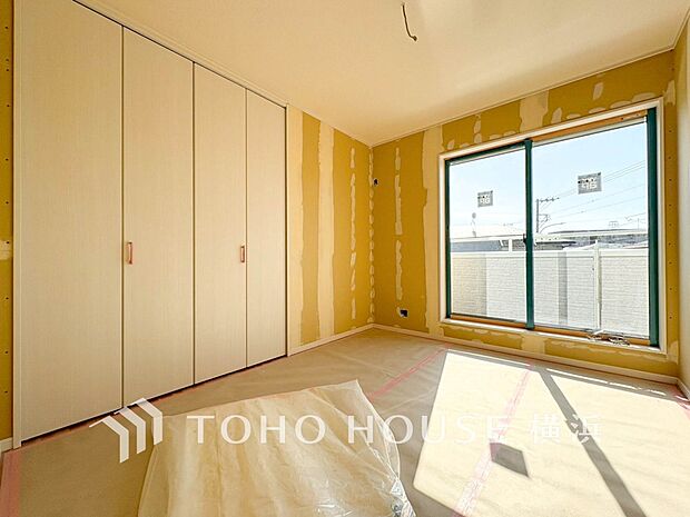 通風・採光にも優れ、心地よい光と風があふれています。プライベートな自分時間を快適に過ごせるお部屋。