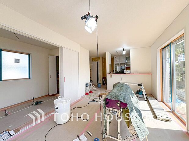 あたたかい日差しがたっぷり降り注ぐLDKは自然と家族の顔があかるい笑顔に。