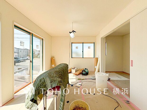 忙しい朝でも、しっかり家族が揃って食事をして頂けるゆとりある大きさのダイニングスペース。